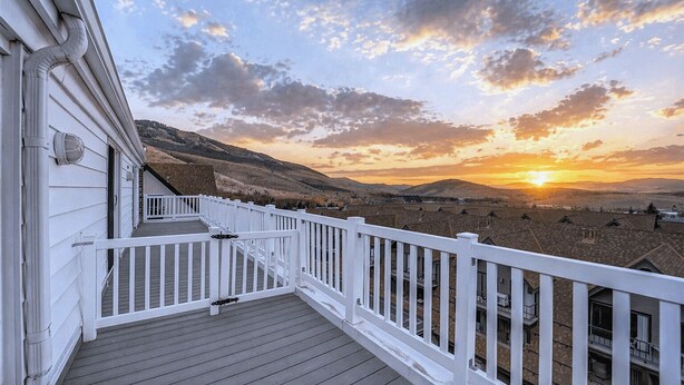 A balcony with a white railing overlooking a valley during sunset. - Resort Plaza #5065 by Avantstay Ski-in/ski-out Condo in Park City Mountain Resort (Park City)