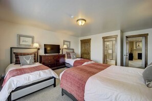 4 chambres, fer et planche à repasser, lits bébé (gratuits)