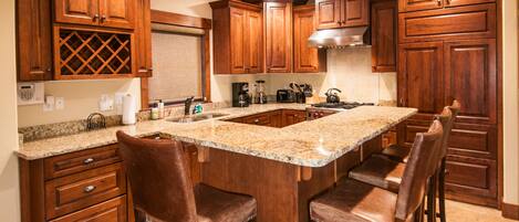 Casa (4 Bedrooms) | Cocina privada | Refrigerador, microondas, horno y parrilla de estufa