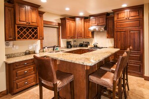 Maison (4 Bedrooms) | Cuisine privée | Réfrigérateur, micro-ondes, four, plaque de cuisson