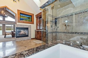 Free toiletries, towels, soap, shampoo - Lakefront Estate w/ Private Dock, Hottub, Firepit Lagunita Shores by Avantstay (Big Bear Lake)