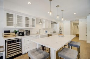 Casa (4 Bedrooms) | Cocina privada | Refrigerador, microondas, horno y parrilla de estufa