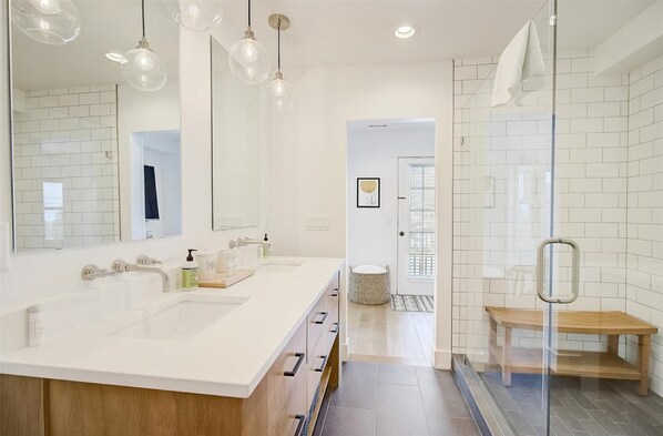 Casa (4 Bedrooms) | Baño | Amenidades de baño gratuitas, toallas, jabón, shampoo