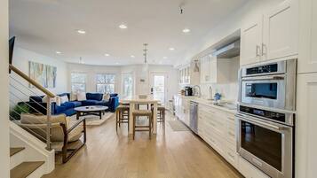 House (4 Bedrooms) | Private kitchen | Fridge, microwave, oven, stovetop