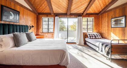 Cathedral by Avantstay Charming Secluded Estate w/ Sauna, Pool Table & Views of the Rolling Hills