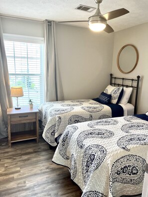 4 habitaciones, tabla de planchar con plancha, wifi y ropa de cama