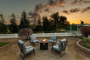Interior - 4.5 Acre Secluded Ranch w/ Panoramic Views Fire Pit Olive Ranch by Avantstay (Paso Robles)