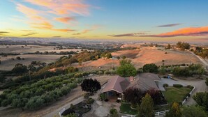A rural landscape with a house surrounded by trees and fields. - 4.5 Acre Secluded Ranch w/ Panoramic Views Fire Pit Olive Ranch by Avantstay (Paso Robles)