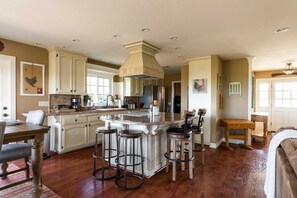 Interior - 4.5 Acre Secluded Ranch w/ Panoramic Views Fire Pit Olive Ranch by Avantstay (Paso Robles)