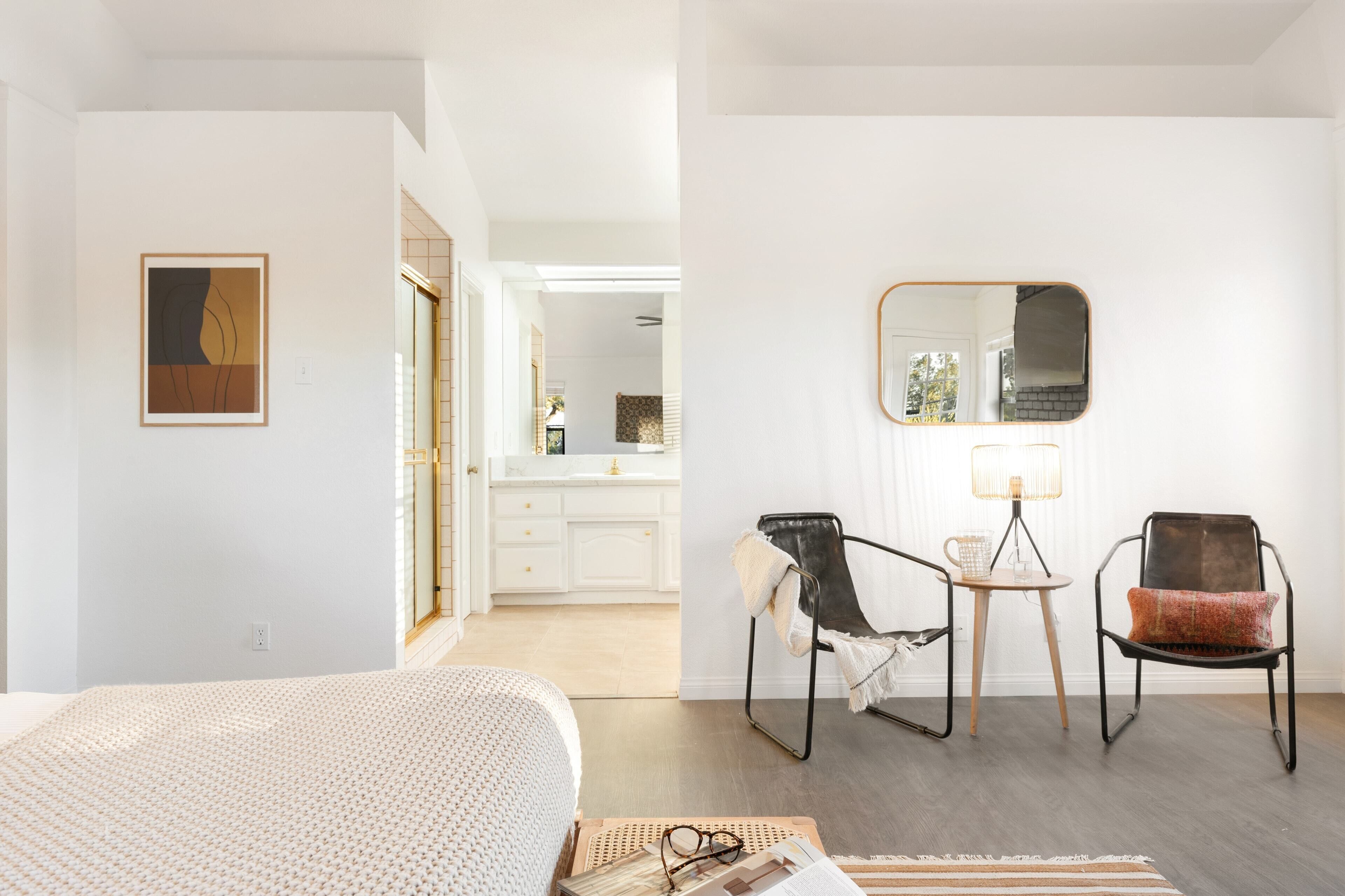 6 عدّة غرف نوم ومكواة/لوح كي وملاءات أسرّة