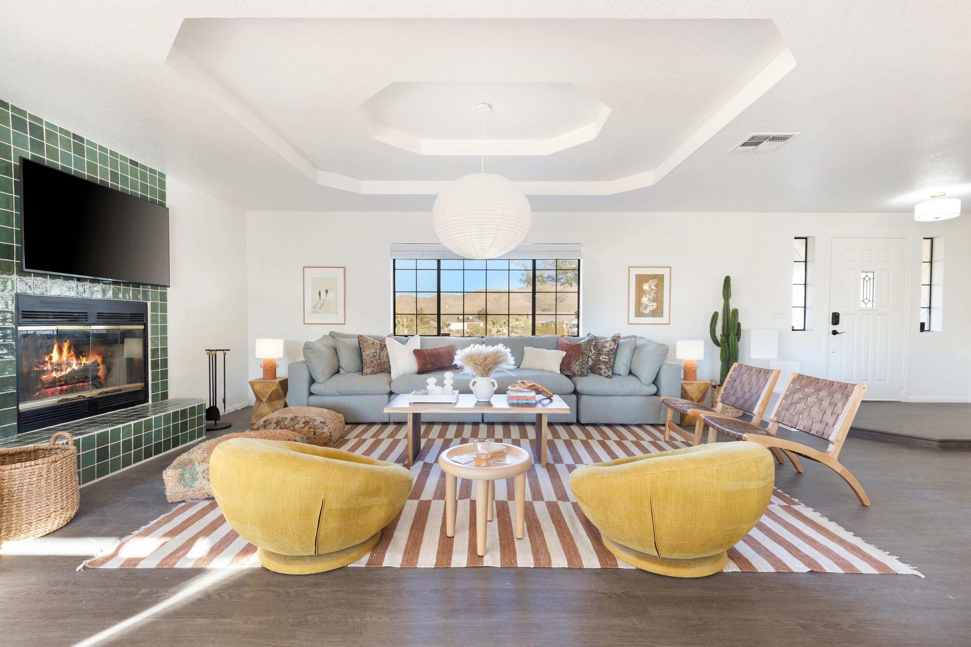 تلفزيون بحجم 55-بوصة يعرض قنوات تلفزيونية رقمية، مدفأة، تنس طاولة