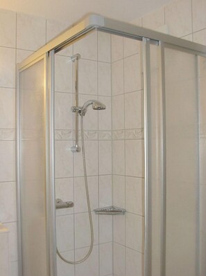 Shower, hair dryer, towels - Comfortable vacation apartment with balcony in the first row on the beach of Zingst - (Zingst)