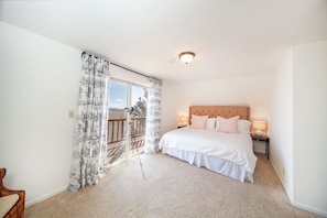 3 bedrooms, desk, travel cot, WiFi