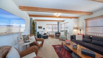 Een televisie en een open haard