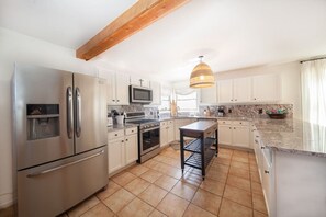 Frigorífic, microones, forn i placa de cuina 