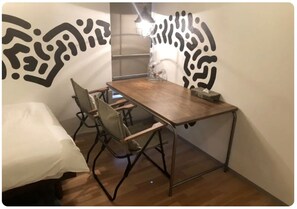 1 室のベッドルーム、デスク、WiFi (無料)、ベッドシーツ