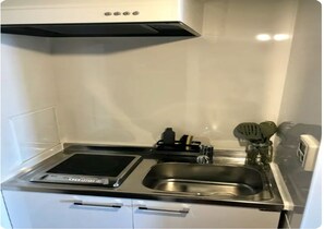 冷蔵庫、電子レンジ、コンロ、調理器具と食器