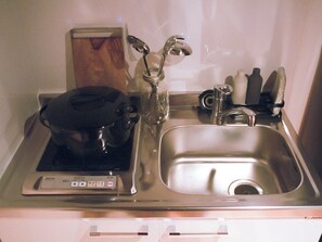 Réfrigérateur, micro-ondes, plaque de cuisson