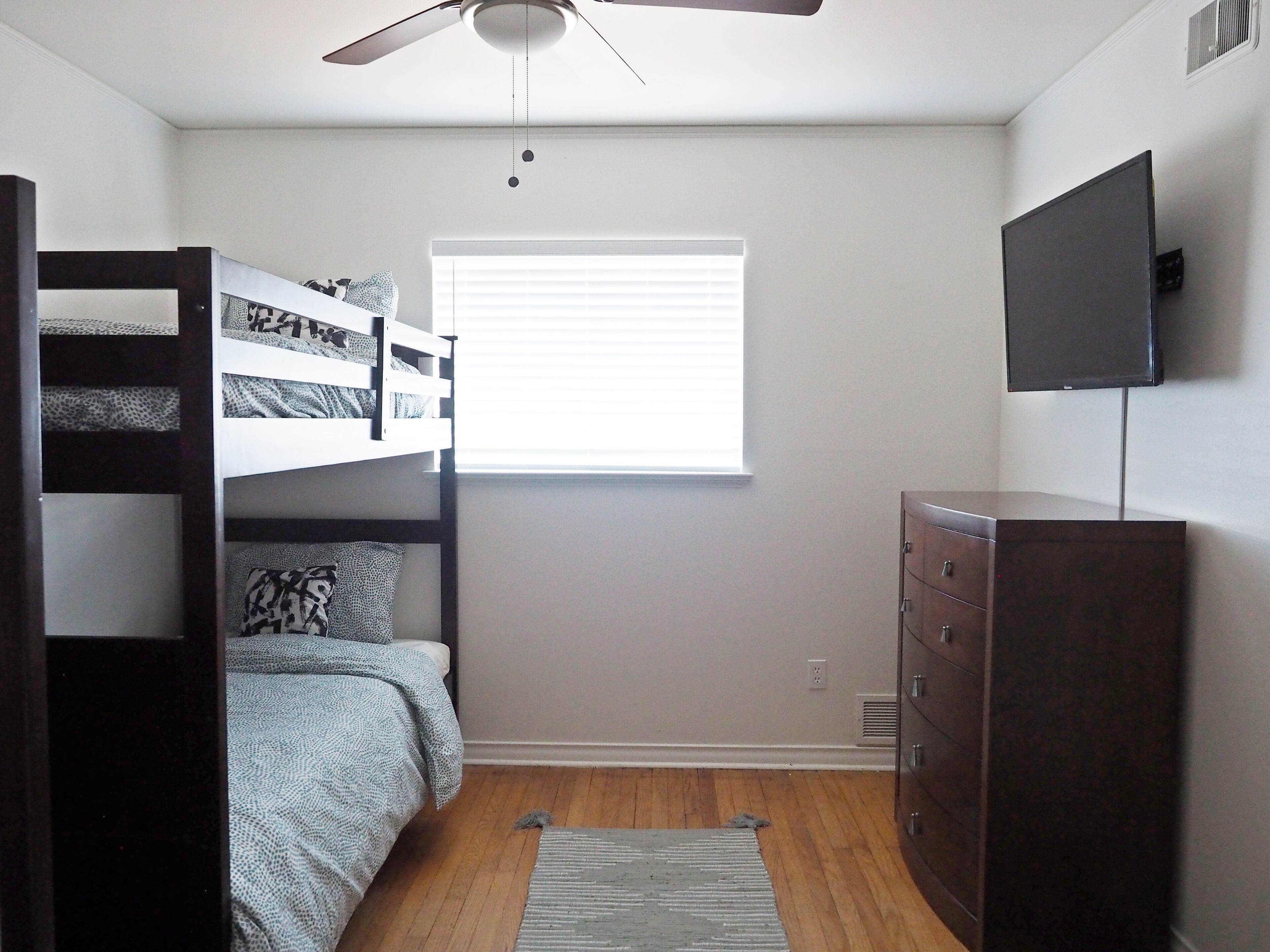 King Bed w Workspace, Fast WiFi & Fenced Backyard