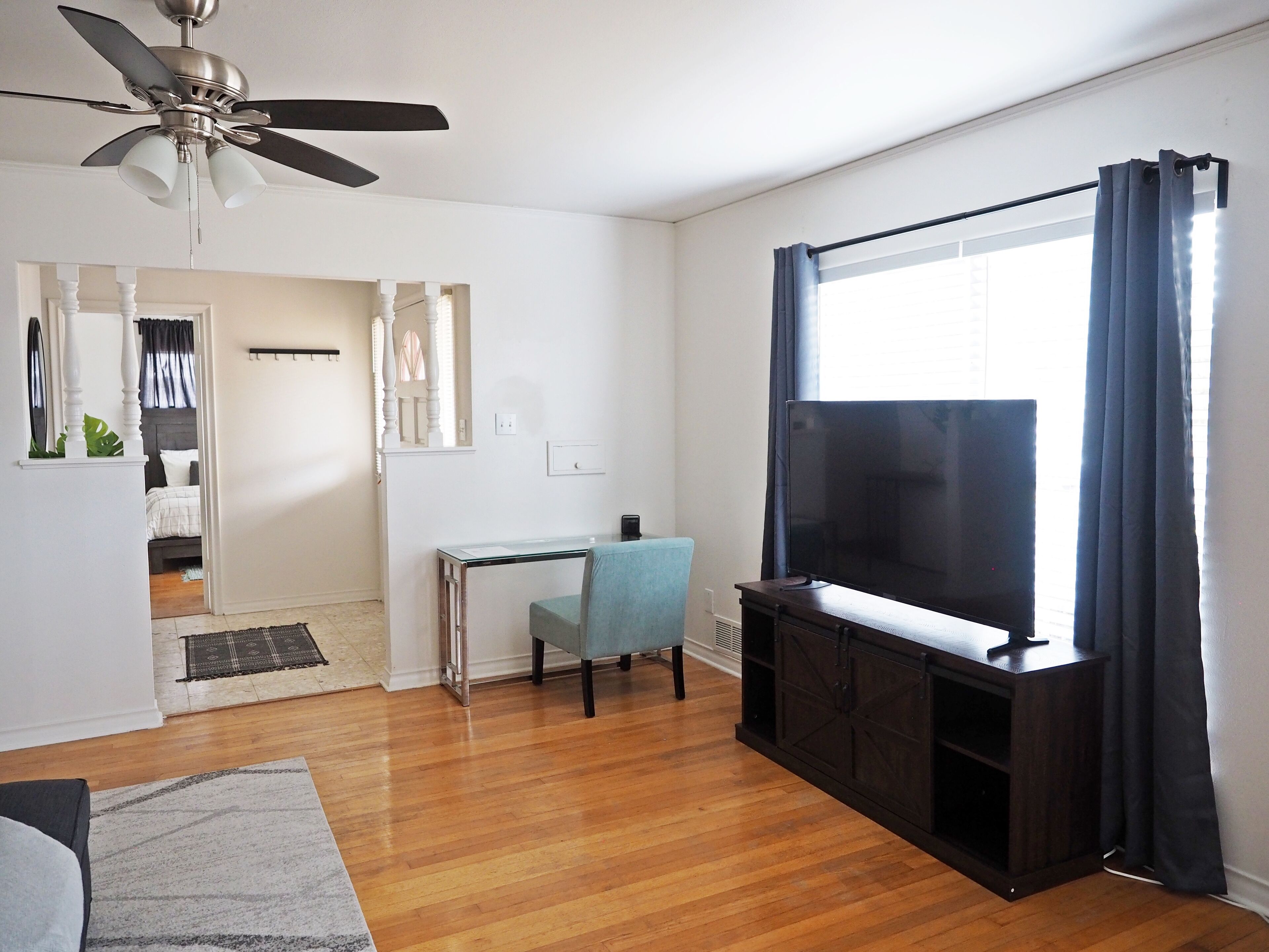 King Bed w Workspace, Fast WiFi & Fenced Backyard