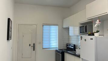 Jääkaappi, mikroaaltouuni, uuni, liesi