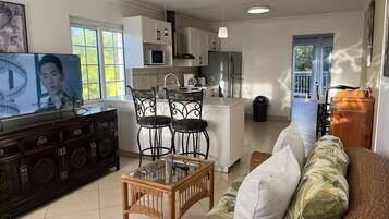 Een smart-tv en boeken