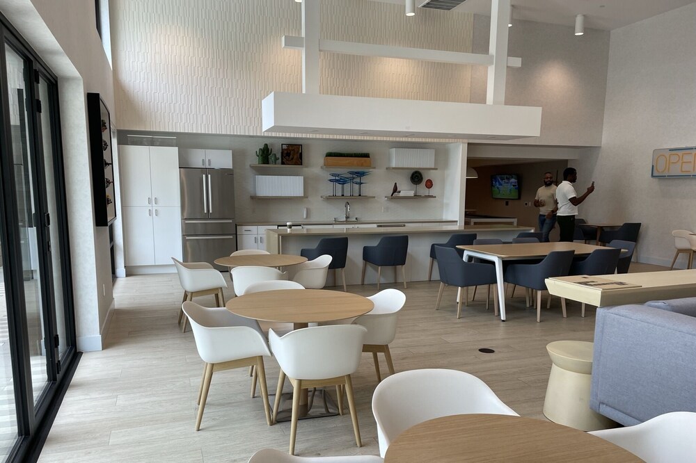 Luxury Furnished Apartment West San Jose with Many Amenities