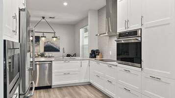 Refrigerador, microondas, horno y parrilla de estufa