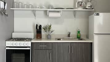 Geladeira, micro-ondas, fogão, cooktop