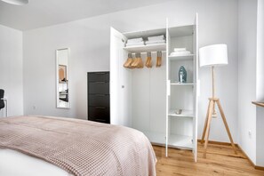 2 bedrooms, iron/ironing board, WiFi, bed sheets - Bright St. Johann 3 Room w/ Storage & W/D, nr Local Market, by Blueground (Basel)