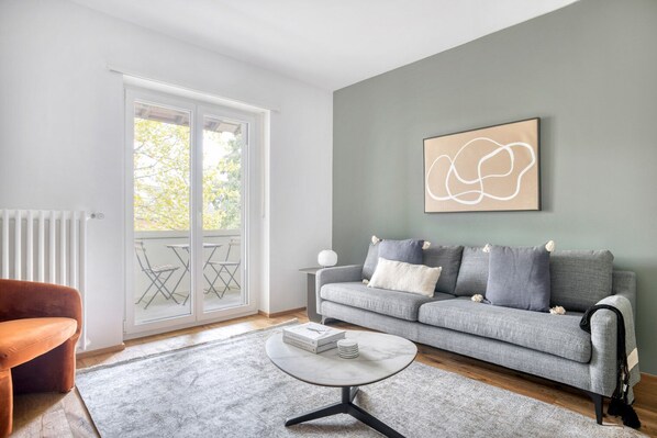 TV, stereo - Bright St. Johann 3 Room w/ Storage & W/D, nr Local Market, by Blueground (Basel)