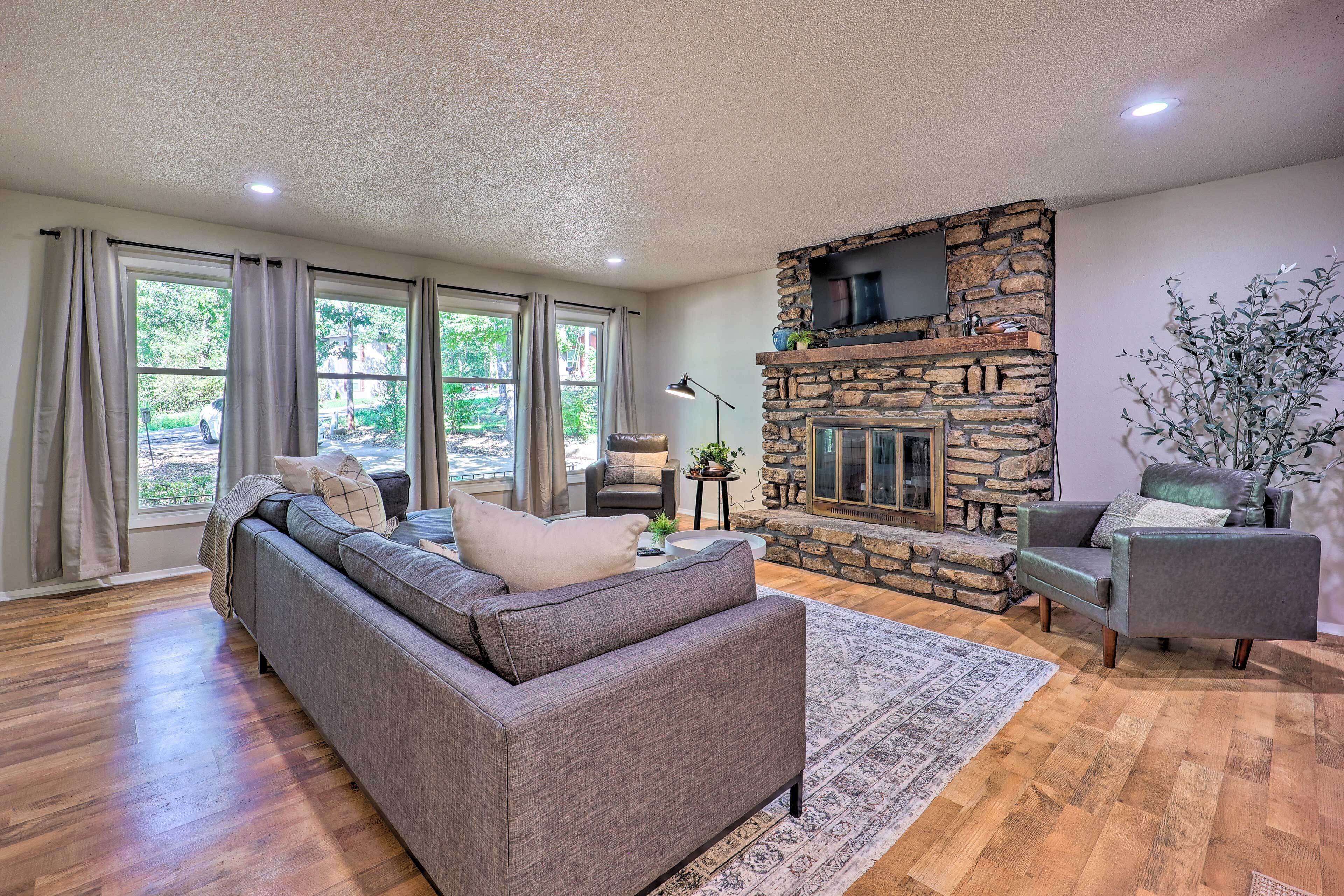 Dog-Friendly Bella Vista Home w/ Grill + Deck