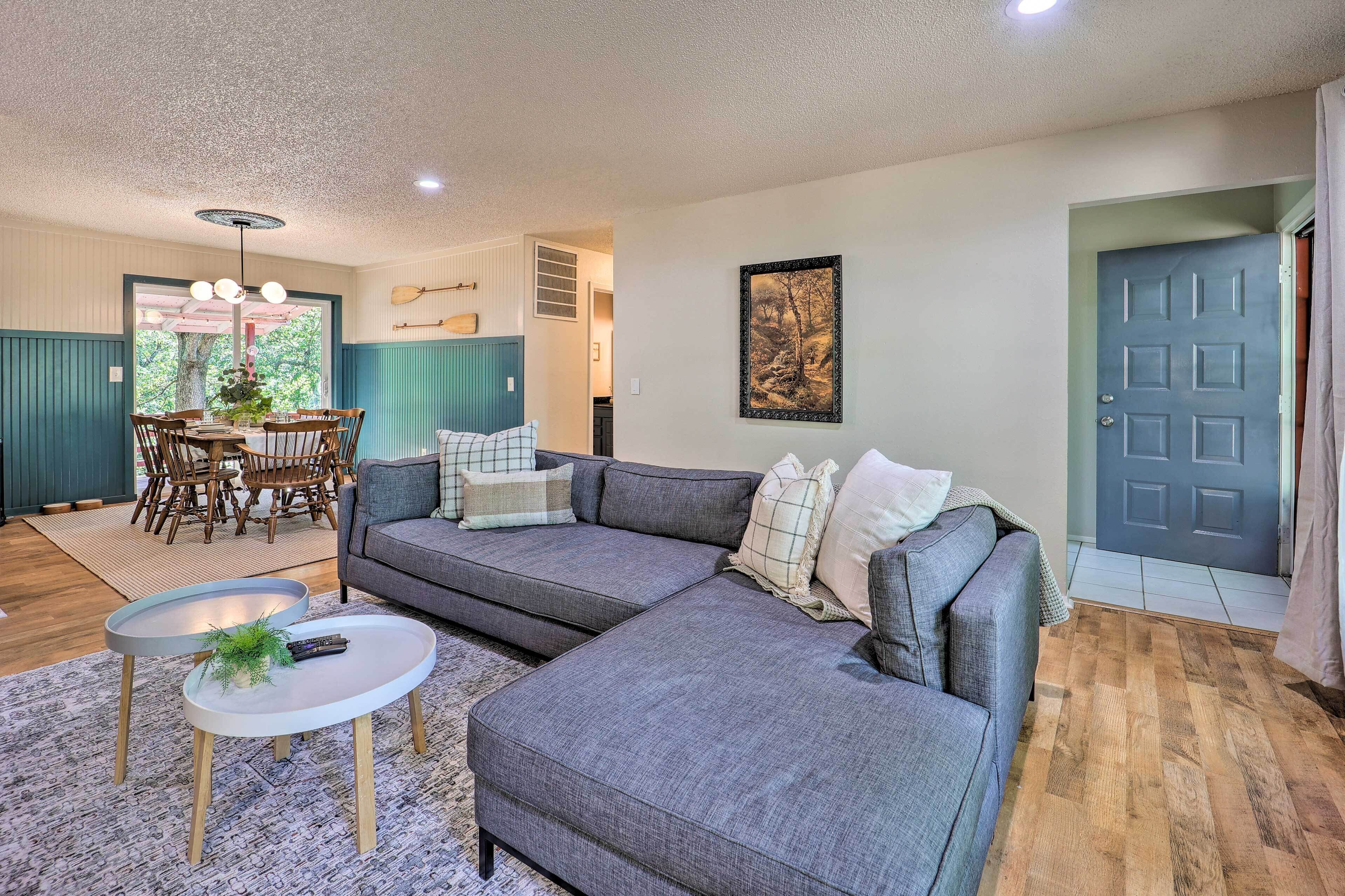 Dog-Friendly Bella Vista Home w/ Grill + Deck