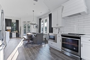 Jääkaappi, mikroaaltouuni, uuni, liesi