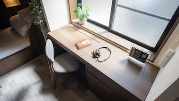 Habitación cuádruple Prestigio, para no fumadores | Caja de seguridad en la habitación y escritorio