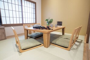 Design-Studiosuite, Nichtraucher (Signature Japanese Family) | Wohnbereich | 36-Zoll-LCD-Fernseher mit Kabelempfang