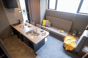 Superior-Vierbettzimmer, Nichtraucher (Signature Group Dining) | Eigene Küche | Mini-Kühlschrank, Mikrowelle, Herdplatte, Wasserkocher
