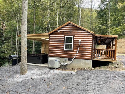 KING BED Cozy Cabin on the Hatfield McCoy trails
