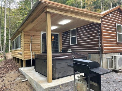 KING BED Cozy Cabin on the Hatfield McCoy trails