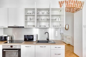 Réfrigérateur, micro-ondes, four, plaque de cuisson