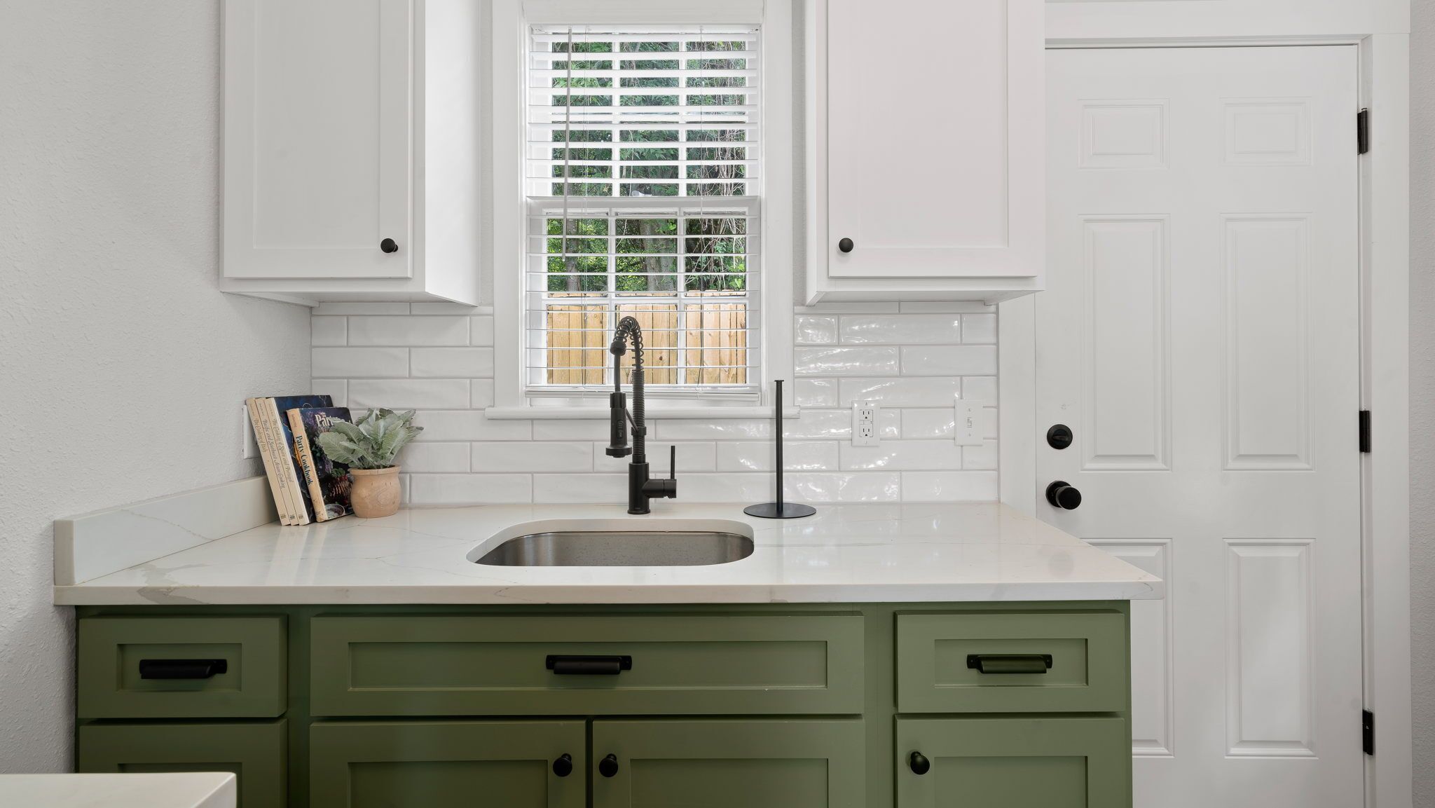 Cozy Cottage near Downtown Laurel!