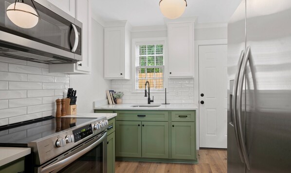 Fridge, microwave, oven, stovetop - Cozy Cottage near Downtown Laurel! (Laurel)