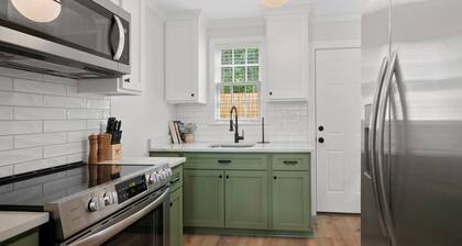 Cozy Cottage near Downtown Laurel!