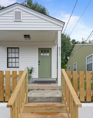 Exterior detail - Cozy Cottage near Downtown Laurel! (Laurel)