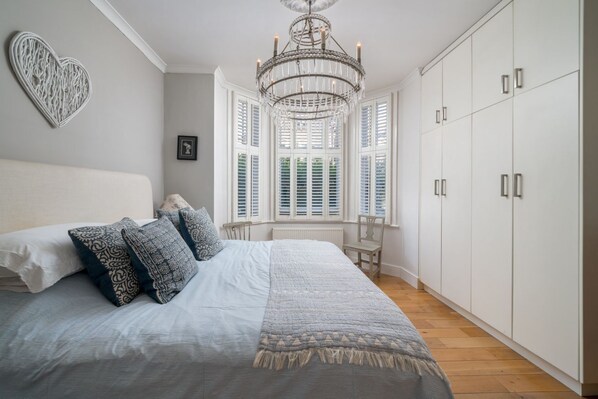 2 bedrooms, desk, iron/ironing board, WiFi