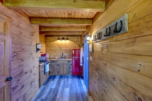 ثلاجة، فرن، موقد طهي مسطح، ماكينة لصنع القهوة/الشاي