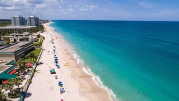 Aurinkotuoleja, rantapyyhkeitä