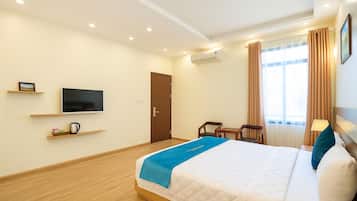 Hypo-allergenic bedding, minibar, desk, laptop workspace