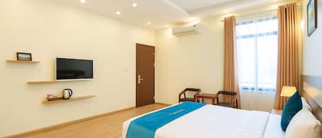Roupas de cama antialérgicas, frigobar, escrivaninha