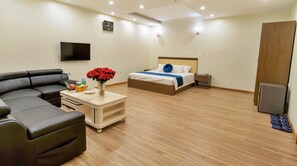 Lyxigt fyrbäddsrum - 2 queensize-sängar - utsikt mot staden | Allergitestade sängkläder, minibar, skrivbord och arbetsyta för laptop